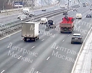 【動画】大通りど真ん中の故障車に後続車が突っ込み2人が死亡した事故。