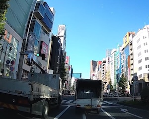 【動画】これはひどい。新宿で自転車の老婆と軽トラが事故るドラレコ。