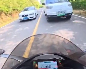 【動画】咄嗟の判断が命を救う。危険追い越しの隙間を抜けて命拾いしたライダーのヘルメットカム。