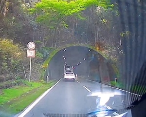 【動画】頭のおかしいハリアーが鹿児島で撮影される。トンネル内でそれかよｗｗｗ