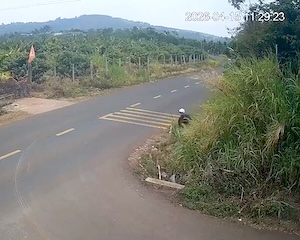 【動画】警察に追われたバイクが水路に衝突して10代の少年が亡くなった事故。