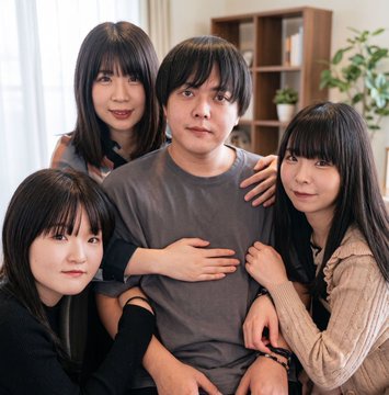 【画像】4人の妻とハーレム生活を送る無職(36)www