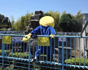 【動画】パンチくんの猿山に着ぐるみ男が侵入して警察沙汰に。市川市動植物園。