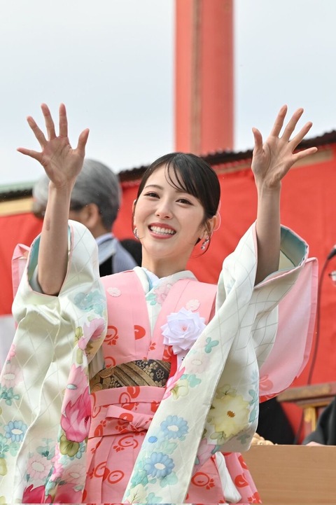 【悲報】浜辺美波さん、手がシナシナ… （※画像あり）