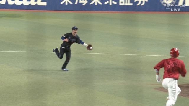 中日・山本泰寛、罰金級の糞プレー！！ イキりグラブトスで無駄な失点www