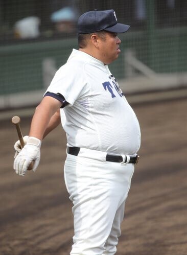 【画像】センバツ高校野球の中継にドスケベボディが映り込むwww