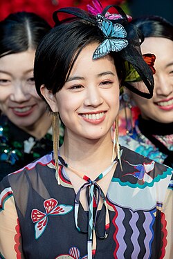 【騒然】父は石橋凌＆母は原田美枝子！朝ドラヒロインの“衝撃ドレス姿”にネット沸騰「うっわ…」