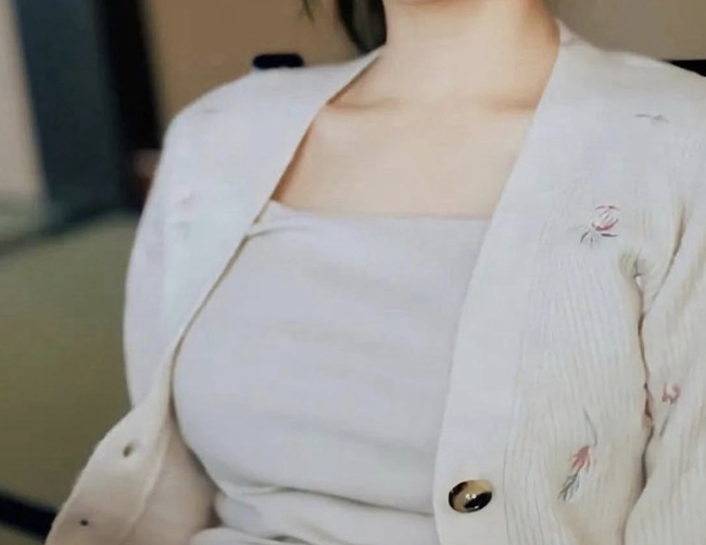 【朗報】全盛期の松井玲奈、引き締まったヘソ周りがシコすぎる