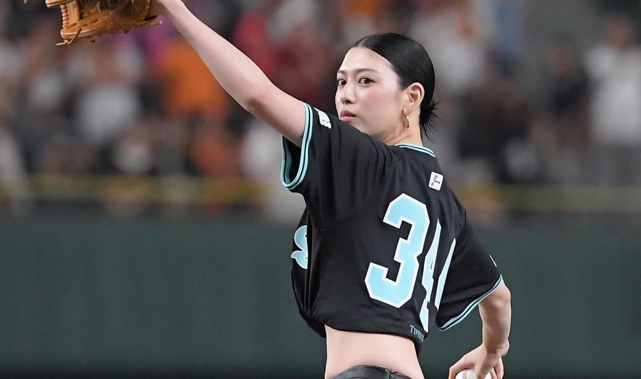 三吉彩花「背中一面」タトゥーが波紋「惚れたわまじで」「役作りのペイントかと思ったら本物って…」などの声