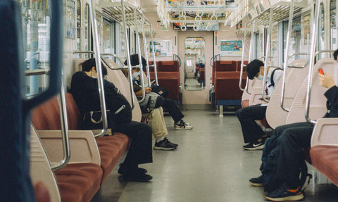 【画像】女子高生「え待って、パパが隣りの車両いる！」⇒！！