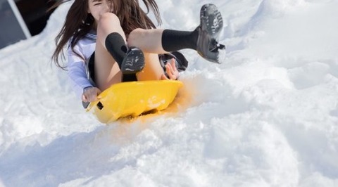 【画像】JKが雪遊び中にパ〇チラｗｗｗ