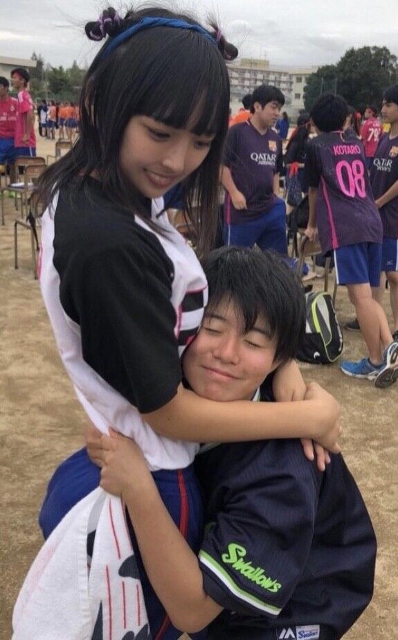 【画像】体育祭でJKお●ぱいに顔を埋める男子生徒www