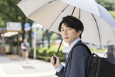 【悲報】「日傘男子」都内に出現開始www