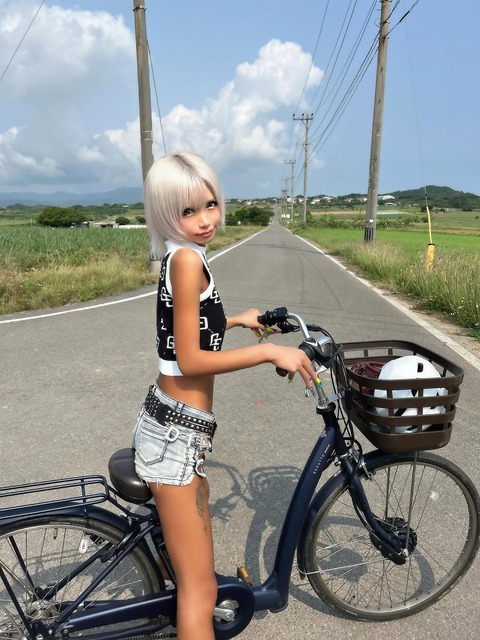 【画像】走っているだけでエチエチ法違反で罰金取られるそうな自転車ギャル