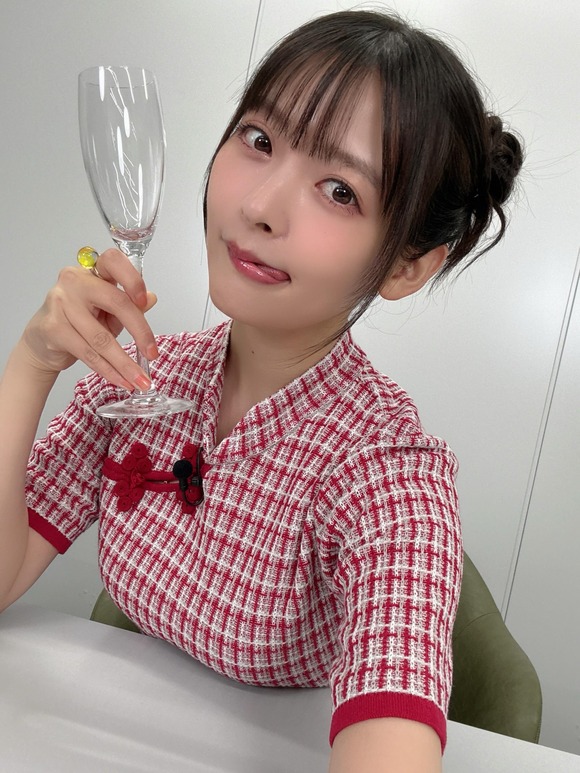 【画像】上坂すみれさん、しれっと机に乗せるwww