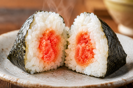おにぎりってのり巻くと格段にうまくなるよな