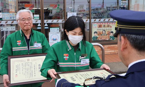 【悲報】コンビニに若い女いたからパンツ売ってくれませんかと声かけたら