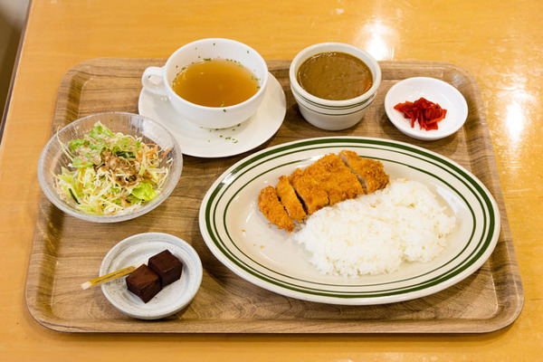 【驚愕】大物女優さん、とんかつの衣を全部剥がして肉だけ食ってしまう･･･！