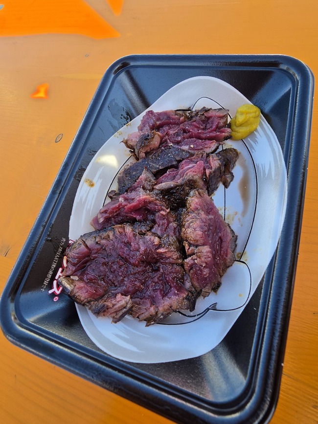 【画像】肉フェスで1400円で売られてる肉www