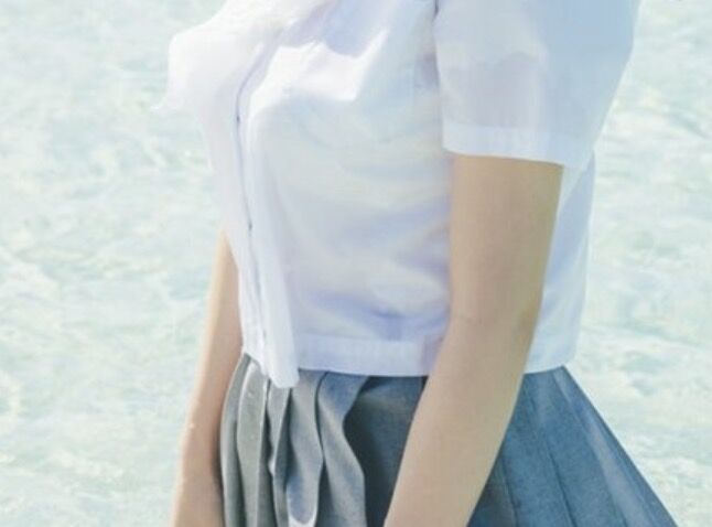 【悲報】女子高生、突然シャツを捲り上げておっぱいを丸出しにwww