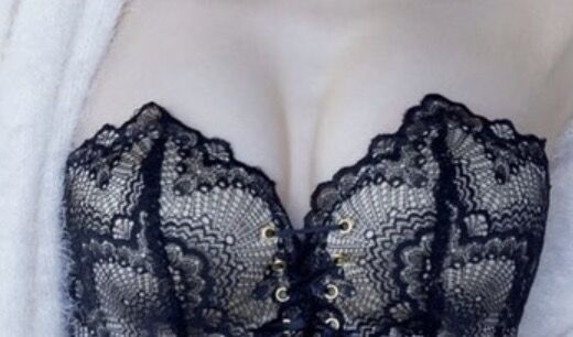【画像】磯山さやかさん、乳房をチラ見せしてしまうwww