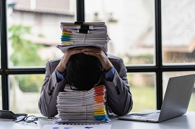 【速報】8時間労働のヤバさ、バレ始めるwww