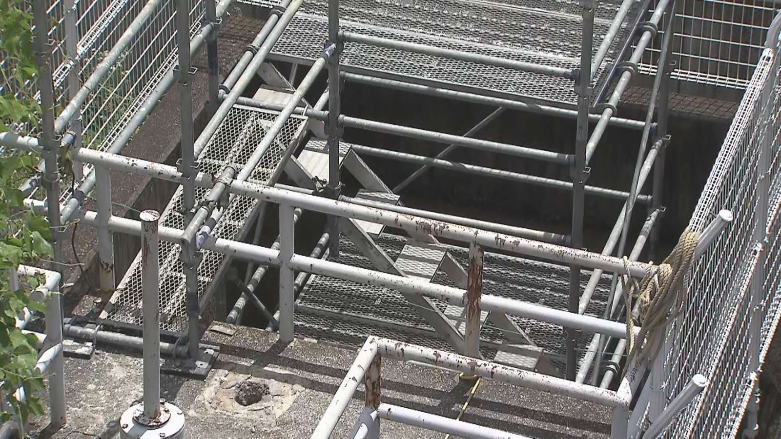 ベトナム技能実習生（25歳と27歳）が地下12mのパイプ内で作業中にセメントを流し込まれて死亡