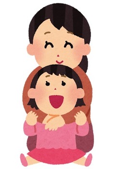 おもちゃ屋の遊べるコーナーで、1歳10ヶ月娘がブロックを一つ手に取った。するとそばにいた女の子が「駄目！」とブロックを奪い取り「ねーママー、この赤ちゃんどっかいっ