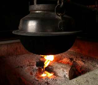 1200年消さずに継いできた「消えずの火」霊火堂が火事で全焼し消えてしまう…