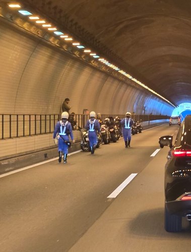 【悲報】バイク女子さん、高速で仲間のバイクオヤジに接触しあぼーんさせる