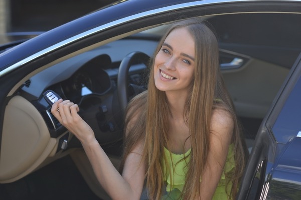 【画像】ベンツ売りのお姉さん、あまりに美人すぎて納車式で目立ちすぎてしまうwww
