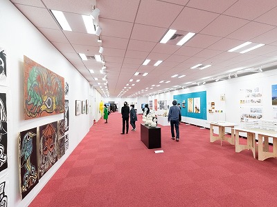 【悲報】エロ漫画家さん、芸大の卒業制作でエロ漫画を展示してしまうwww