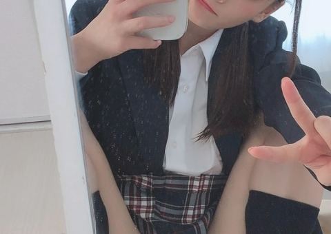【画像】女子高生、しゃがみパ〇チラwww