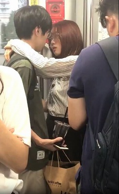 【動画】チー牛さん、電車内で彼女とベロチューしてしまうwww