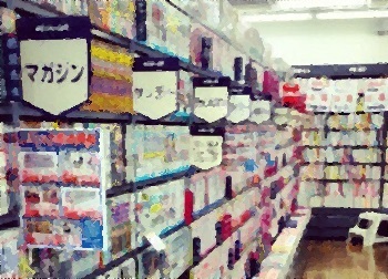 中古ショップでCDを根こそぎかごへ → 店の隅っこでスマホ 男の目的は？