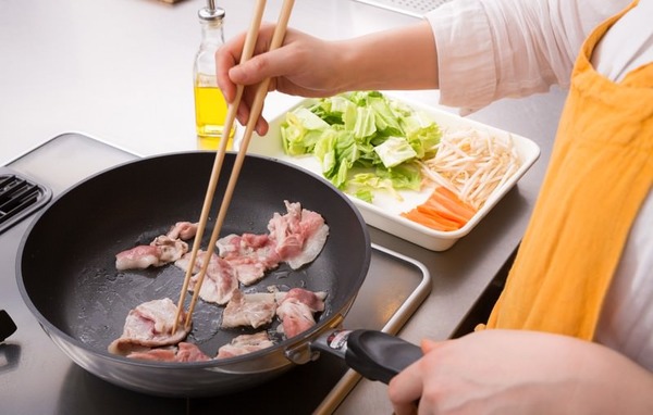 【唖然】セクシー女優さん　料理を作って批判をされてしまう･･･！ (※画像あり)