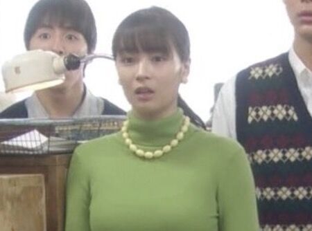 【朗報】広瀬すず、前屈みで圧縮されたEカップwww