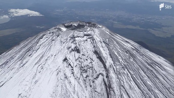 「救急車を呼んでほしい」”冬季閉鎖中”富士山九合目付近で滑落事故 中国籍の23歳男性が軽傷＝静岡県警