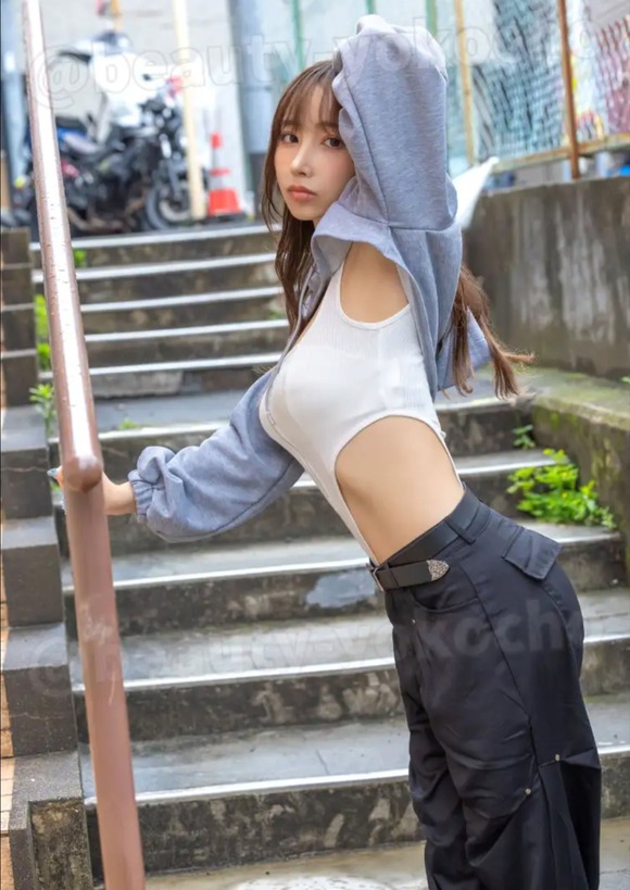 こういう「ハイレグボディスーツ」を街中で着てる女の子www（画像あり）