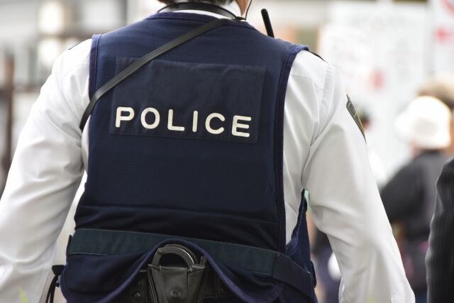 「頭を刈るか。裸の写真を撮られるか。それか金か。」傷害と恐喝未遂で2人の男を逮捕