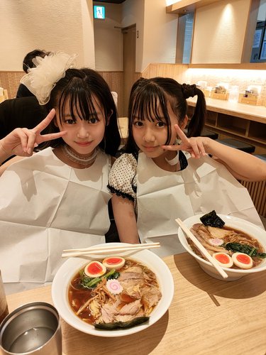 【動画】ラーメンを食べる博多女子、紙エプロン姿で啜ってしまう