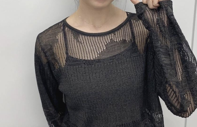 【画像】令和の峰不二子さん、お乳が見える服で電車に乗ってしまうwww