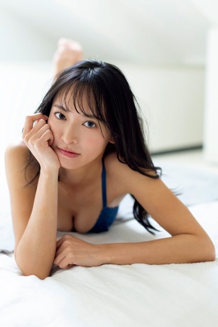 【画像】劇団女優さん、水着グラビアでモデル並みのスレンダーボディあらわにwww大槻りこが「週刊FLASH」にアンコール登場！！