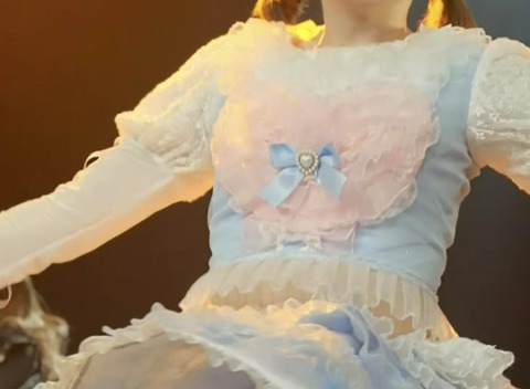 【画像】アイドルさん、ライブ中にパ〇チラしてしまうwww
