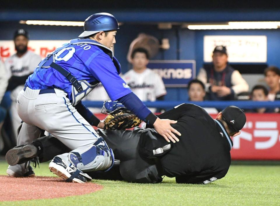 【衝撃】バット直撃の川上審判員さん、ICUから一般病棟に移るも2週間経っても意識回復せず・・・・・・・・・