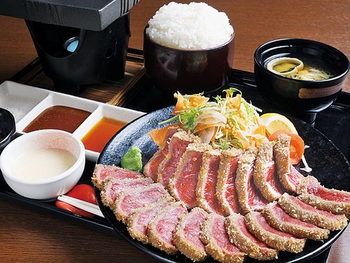 【悲報】「とんかつ」「チキンカツ」はあるのに「牛肉のカツ」が存在しない理由