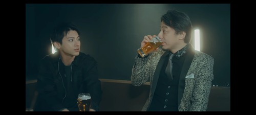 【画像】ひろゆき、人気俳優と顔の大きさが違いすぎるwww