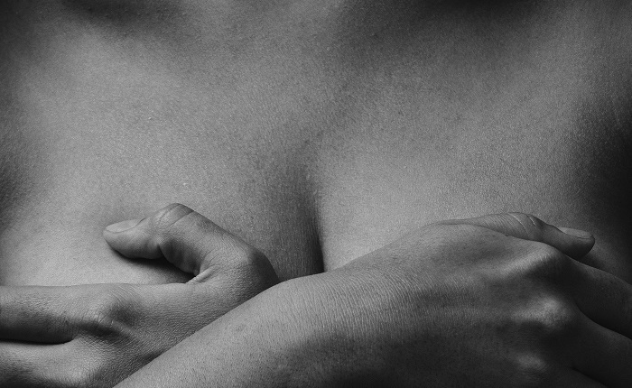 【画像】巨乳熟女の手ブラお○ぱい、エロすぎるｗｗｗ