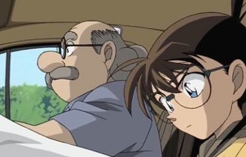 コナンってなんで普通にｻﾂ人現場に入れてもらえるん？