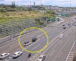 【動画】GWの横浜新道で撮影された迷惑で危ないミニバン。